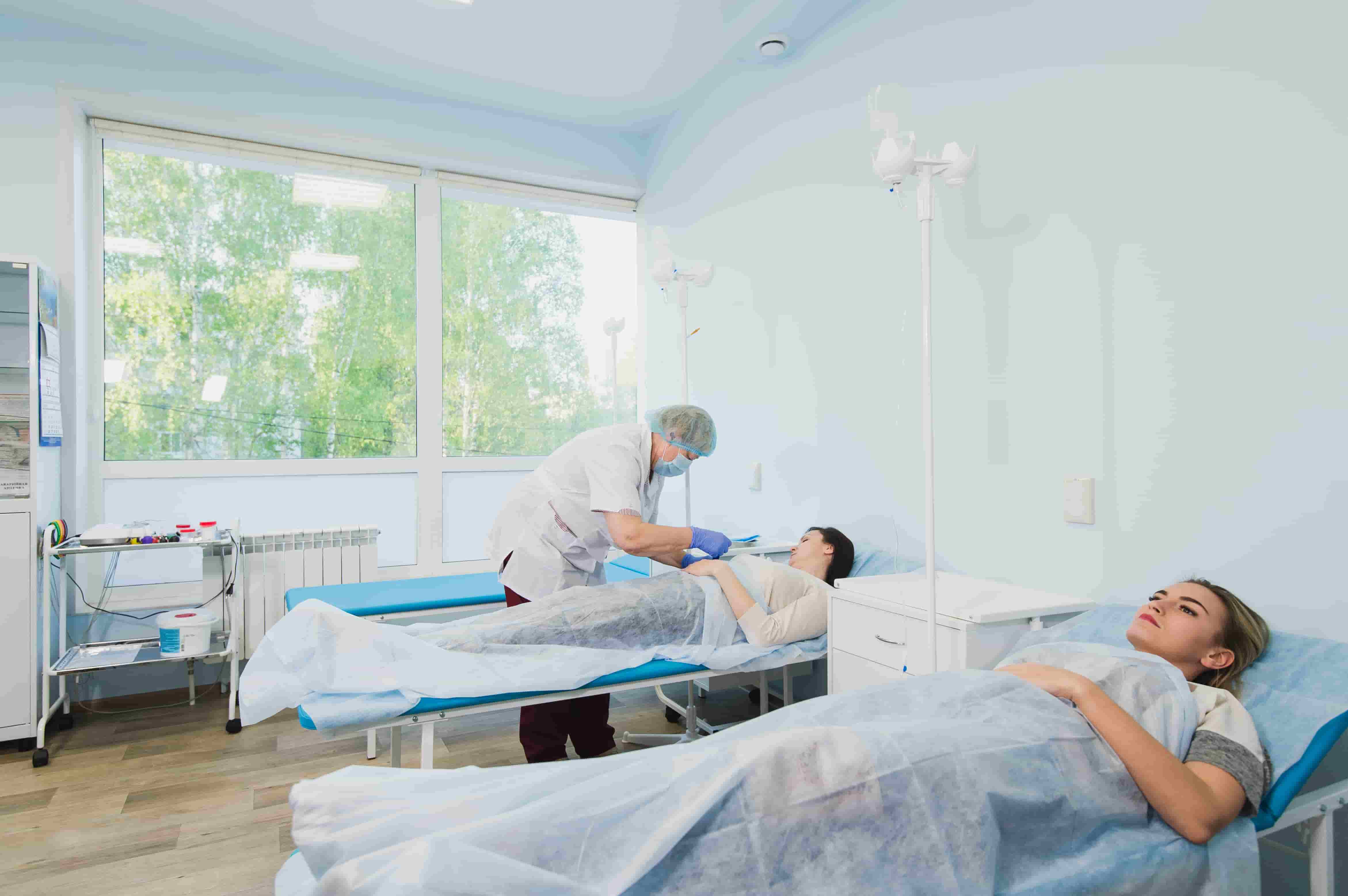 Resuscitation room having 2 beds